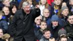 Mantan Pelatih Manchester United, Sir Alex Ferguson menerapkan aturan nyeleneh dengan melarang pemainnya menggunakan sepatu warna-warni. Pemain yang nekat kedapatan memakai sepatu ini akan kena semprot olehnya tanpa pandang bulu. (Foto: AFP/Glyn Kirk)