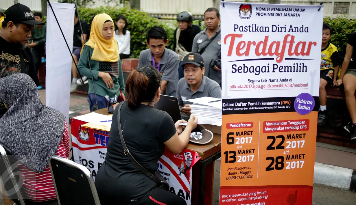 KPUD DKI membuka posko pemeriksaan data pemilih yang terdaftar sebagai pemilih tetap untuk pemilihan Gubernur dan Wakil Gubernur DKI Jakarta 2017 putaran kedua, di kawasan Bundaran HI, Jakarta, Minggu (26/3). (Liputan6.com/Faizal Fanani)