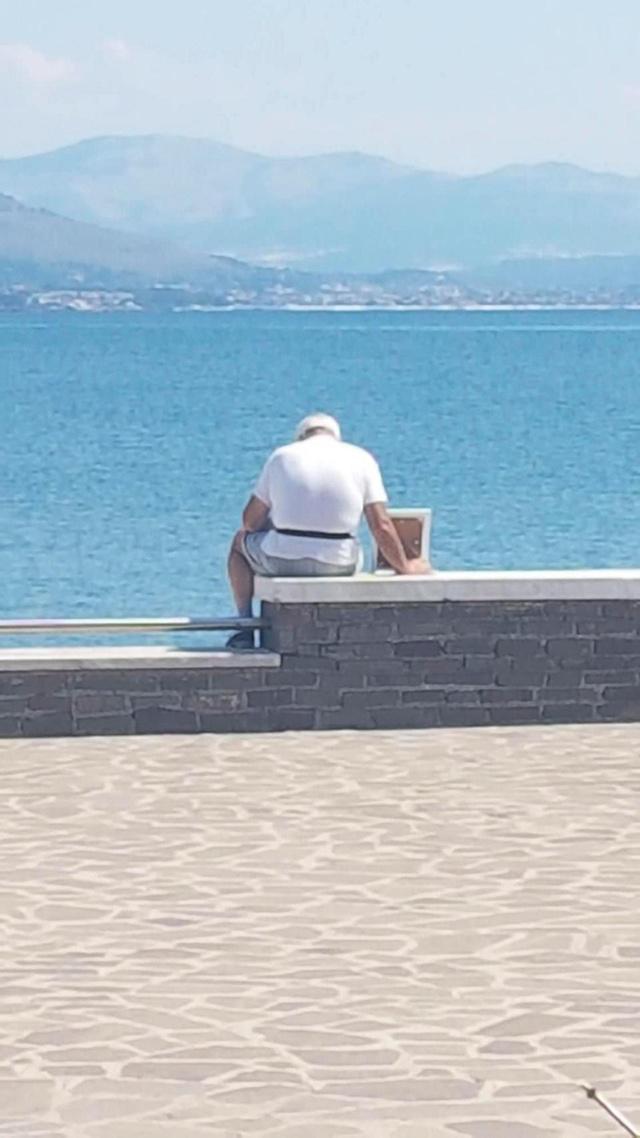 Kakek Giuseppe duduk di tepi pantai sambil membawa foto mendiang istri/copyright thesun.co.uk