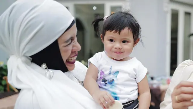 Potret para mama Aurel momong cucu