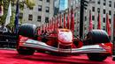 Mobil mantan pembalap Ferrari F1, Michael Schumacher saat dipamerkan di perayaan ulang tahun Ferrari ke-70 di Rockefeller Plaza, New York, AS (8/10). Rencananya mobil  balap tersebut akan dilelang pada November mendatang. (AFP Photo/Jewel Samad)