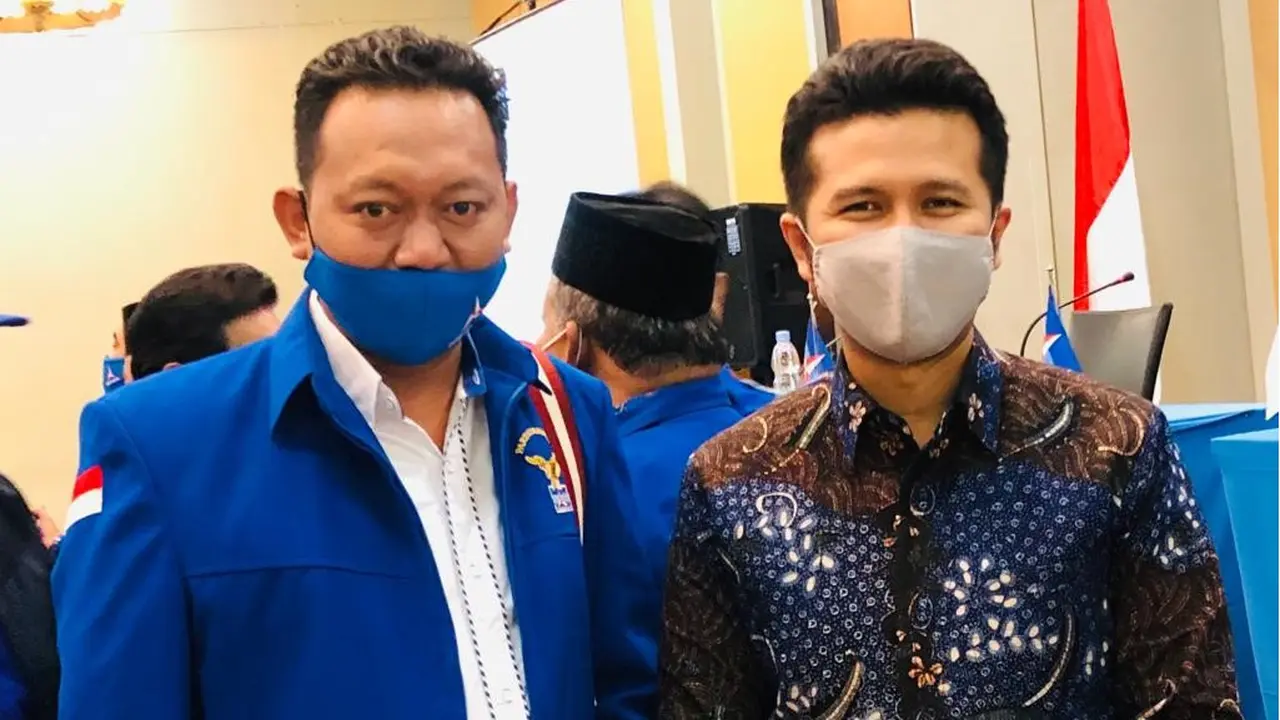 Sekretaris DPC Demokrat Kabupaten Kediri  M Zaini bersama Emil Dardak. (Dian Kurniawan/Liputan6.com).