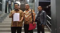 Pengacara Anggota Komisi D DPRD DKI Jakarta dari Fraksi Partai Hanura Muhammad Guntur, Zaenal Mappiwera, saat melaporkan kasus penghinaan di Mapolda Metro Jaya. (Liputan6.com/Nafiysul Qodar)