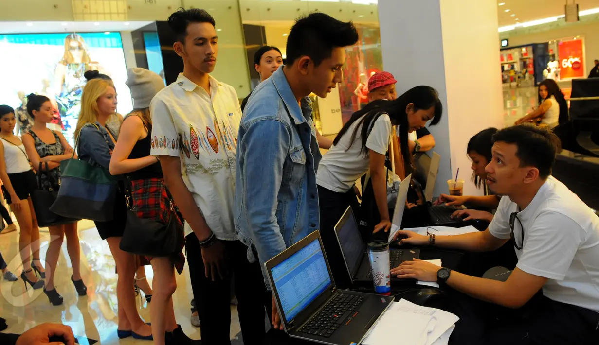 Sejumlah peserta mendaftar di audisi model catwalk Jakarta Fashion Week(JFW) 2015, Atrium Senayan City Mall, Jakarta, Rabu, (3/6/2015). JFW 2015  menggelar audisi para model catwalk untuk event JFW mendatang. (Liputan6.com/Faisal R Syam)