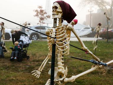 Sebuah tengkorak yang tertancap tombak di dadanya dipajang dalam acara Highwood Skeleton Invasion yang digelar di Highwood, Illinois, Amerika Serikat (AS), pada 22 Oktober 2020. Ratusan tengkorak dipajang di Highwood dalam acara bertajuk Skeleton Invasion (Invasi Tengkorak). (Xinhua/Joel Lerner)