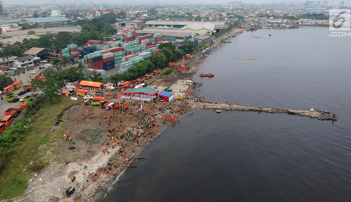 Foto aerial suasana gerebek sampah di Pesisir Teluk Jakarta, Cilincing, Jakarta Utara, Minggu (15/4). Selain rangkaian HPSN 2018, kegiatan ini juga untuk menggugah kepedulian masyarakat terhadap kebersihan lingkungan. (Liputan6.com/Arya Manggala)