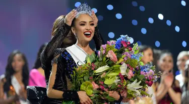 Miss USA R'Bonney Gabriel bereaksi saat dia dinobatkan sebagai Miss Universe 2022 pada kontes kecantikan Miss Universe di New Orleans, Amerika Serikat, 14 Januari 2023. R'Bonney Gabriel dinobatkan sebagai Miss Universe 2022 sementara runner up pertama jatuh kepada Miss Venezuela Amanda Dudamel dan runner up kedua jatuh kepada Miss Dominican Republic Andreína Martínez. (AP Photo/Gerald Herbert)