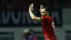 Striker Indonesia, Ilija Spasojevic, menyapa suporter usai ditarik keluar lapangan saat pertandingan melawan Suriah U-23 di Stadion Wibawa Mukti, Cikarang, Sabtu (18/11/2017). Indonesia kalah 0-1 dari Suriah U-23. (Bola.com/ M Iqbal Ichsan)