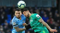 Bek Manchester City, Nicolas Otamendi, berebut bola dengan striker Watford, Andre Gray, pada laga Premier League 2019 di Stadion Etihad, Sabtu (9/3). Manchester City menang 3-1 atas Watford. (AFP/Lindsay Parnaby)