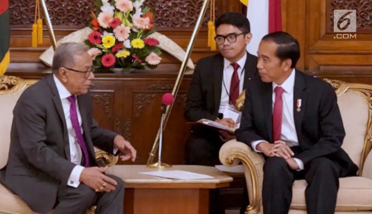 Presiden Joko Widodo berbincang dengan Presiden Bangladesh Abdul Hamid di Credential Hall, (27/1). Jokowi menyatakan Indonesia siap mendukung Bangladesh mencapai target keluar dari kelompok LDCs 2024 mendatang. (Liputan6.com/Pool/Rusman Biro Pers Setpres)
