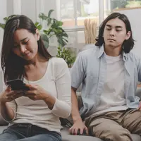 Ilustrasi pasangan tidak peduli/copyrightshutterstock/giggsy25