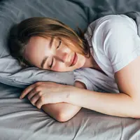 10 Kebiasaan Malam Hari yang Membantu Tidur Lebih Nyenyak Tanpa Obat, Bikin Bangun Segar Setiap Pagi. (Gambar: diana.grytsku/Magnific)