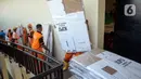 Mulai dari perbaikan kerusakan ringan dan kebocoran atap ringan. Penggantian kunci-kunci pintu yang rusak untuk keamanan gudang logistik di masing-masing GOR. (Liputan6.com/Angga Yuniar)
