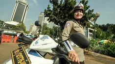 Polwan berpose dengan mengenakan jilbab di pelataran Silang Monas, Jakarta, Jumat (27/3/2015). Polwan di seluruh Indonesia akhirnya diperbolehkan mengenakan jilbab. (Liputan6.com/Faizal Fanani)
