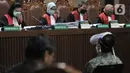 Suasana sidang perdana kasus korupsi pengelolaan dan penggunaan dana investasi PT Asuransi Jiwasraya di Pengadilan Tipikor, Jakarta, Rabu (3/6/2020). Sidang yang menghadirkan enam terdakwa tersebut menerapkan protokol social distancing. (merdeka.com/Iqbal S. Nugroho)