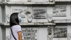 Seorang wanita mengunjungi tempat pemakaman di Manila, Filipina, 28 Oktober 2020. Pemerintah Filipina memerintahkan tempat pemakaman ditutup pada 29 Oktober-4 November demi mencegah pertemuan massal dan penyebaran COVID-19 saat peringatan Hari Arwah dan Hari Raya Orang Kudus. (Xinhua/Rouelle Umali)
