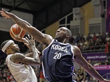 Pebasket Indonesia, Jamarr Andre Johnson, dihadang pebasket Korea Selatan, Ricardo Preston Ratliffe pada laga Asian Games 2018 di Hall Basket GBK, Selasa (14/8/2018). (Bola.com/Peksi Cahyo)