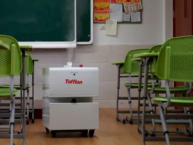 Sebuah robot disinfeksi bekerja di ruang kelas di sebuah sekolah menengah pertama di Shanghai, China timur (21/4/2020). Di Shanghai, kelas untuk siswa tingkat akhir di sekolah menengah pertama dan atas akan dibuka kembali pada 27 April. (Xinhua/Liu Ying)