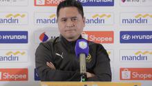Pelatih Timnas Malaysia U-23, Mohd Nafuzi Bin Muhammad Zain, dalam sesi konferensi pers menjelang Piala AFF U-23 2025 di Stadion Utama Gelora Bung Karno, Senin (14/7/2025). (Bola.com/Abdul Azis)