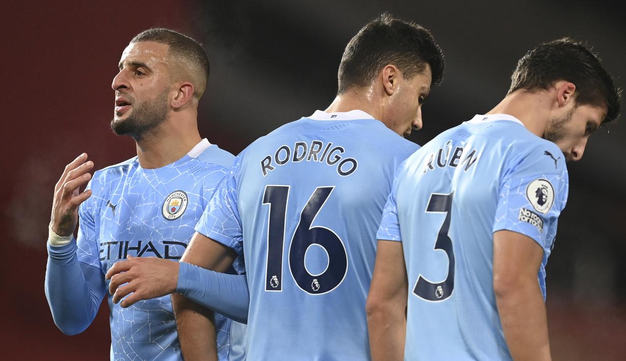 Bek Manchester City, Kyle walker (kiri), berkomunikasi dengan penjaga gawang dalam laga lanjutan Liga Inggris 2020/21 pekan ke-12 melawan Manchester UniteD di Old Trafford Stadium, Sabtu (12/12/2020). Manchester City bermain imbang 0-0 dengan Manchester United. (Pool via AP/Phil Noble)
