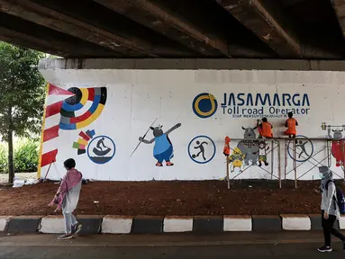 Pejalan kaki melintasi mural Asian Games 2018 yang menghiasi kolong Jembatan Layang Tol Bintaro, Jakarta, Senin (13/8). Mural tersebut untuk sosialisasi dan mendukung Asian Games. (Liputan6.com/Fery Pradolo)