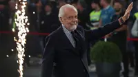 Presiden Napoli, Aurelio De Laurentiis, melambaikan tangan di depan upacara penyerahan trofi untuk Juara Italia setelah pertandingan Serie A Italia antara Napoli dan Cagliari di stadion Diego Armando Maradona di Naples, Sabtu dini hari WIB (24-5-2025). (Carlo Hermann/AFP)