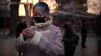 Seorang wanita memegang dupa berdoa di Kuil Lama di Beijing (5/2). Orang-orang China merayakan hari pertama Tahun Baru Imlek pada hari Selasa, Tahun Babi di zodiak Tiongkok dengan berdoa di kuil. (AP Photo/Mark Schiefelbein)
