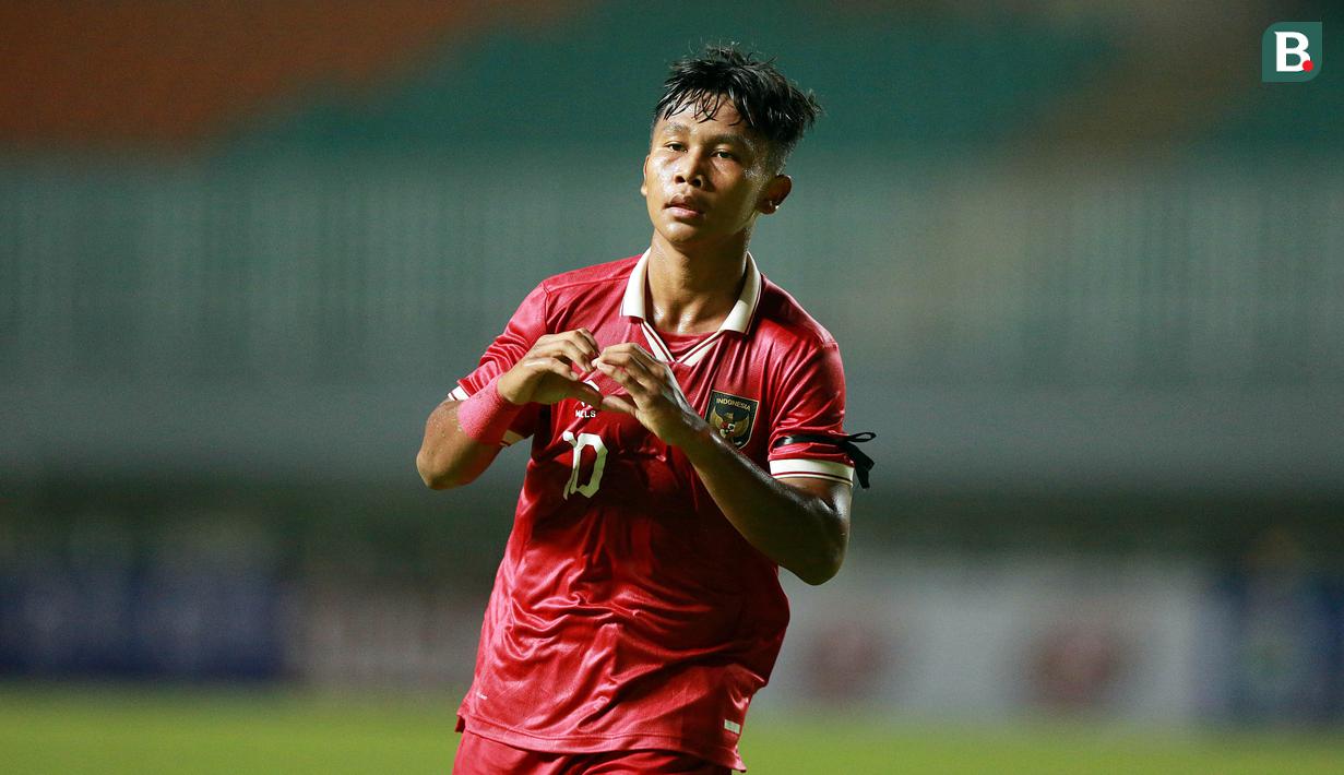<p>Penyerang Timnas Indonesia U-17, Muhammad Nabil Asyura merayakan golnya ke gawang Timnas Uni Emirat Arab U-17 di laga Grup B Kualifikasi Piala Asia U-17 2023 yang berlangsung di Stadion Pakansari, Bogor, Rabu (5/10/2022) (Bola.com/M Iqbal Ichsan)</p>