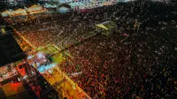 Harmony Stage panggung Batulicin Festival (Batfest) 2024 benar-benar bergetar dan menyala. Usai digebrak konser musik Rhoma Irama, Wali Band dan Setia Band, langit Pantai Jhonlin Festival disuguhkan pemandangan catik pesta kembang api selama 15 menit, Rabu (1/1/2025) dini hari.