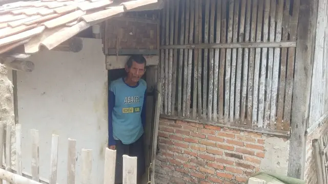 Gubuk yang ditempati Abah Saka (60), berada tepat di samping kandang ayam di RT 03 RW 02 Jalan Raya Pebayuran, Desa Karang Mekar, Kedungwaringin Bekasi