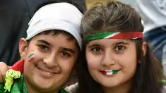 Sepasang suporter cilik "Team Melli" dengan setia menanti laga penyisihan Piala Dunia 2014 antara Iran kontra Nigeria, (16/6/2014). (AFP PHOTO/Luis Acosta)