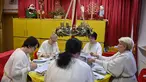Sejumlah perempuan berkostum asisten sinterklas menjawab daftar keinginan anak-anak di Kantor Pos Natal di Himmelpfort, Jerman, 19 Desember 2018. Menjelang Natal, kantor pos ini kewalahan menerima surat dari anak-anak seluruh dunia. (Tobias SCHWARZ/AFP)