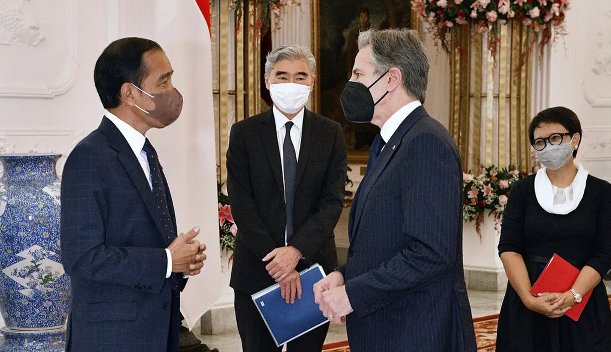 Presiden Joko Widodo (kiri) berbincang dengan Menteri Luar Negeri AS Antony Blinken disaksikan Duta Besar AS untuk Indonesia Sung Kim dan Menteri Luar Negeri Indonesia Retno Marsudi saat pertemuan di Istana Merdeka, Jakarta, 13 Desember 2021. (Agus Suparto, Indonesian Presidential Palace via AP)