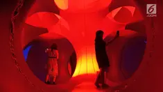 Pengunjung menjelajahi instalasi seni luminarium kelas dunia atau Trilumin di pusat perbelanjaan Jakarta, Jumat (14/9). Luminarium Trilumin adalah balon raksasa penuh permainan cahaya. (Merdeka.com/Imam Buhori)