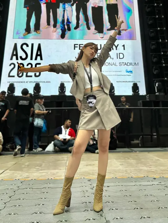 Sementara itu, Adiezty tampil kasual dengan setelan blazer dan rok warna khaki serta sepatu thigh-high boots senada. Tanpa membawa buah hati, wanita 34 tahun ini tampak menikmati suasana konser dengan penuh antusiasme bareng sang suami. (Liputan6.com/IG/@adieztyfersa)
