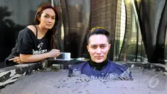 Ilusionis Demian Aditya melakukan aksi ekstrem dengan membiarkan dirinya dikubur hidup-hidup dengan semen cor, Jakarta, Jumat (22/5/2015). Sara Wijayanto tampak menemani Demian saat menjalani aksinya. (Liputan6.com/Panji Diksana) 