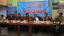 Suasana diskusi Polemik dengan topik "Tragedi Yuyun Wajah Kita", di Jakarta, Sabtu (7/5). Usai diskusi mereka memukul kentongan sebagai tanda bahaya terhadap kasus Yuyun tersebut. (Liputan6.com/Johan Tallo)