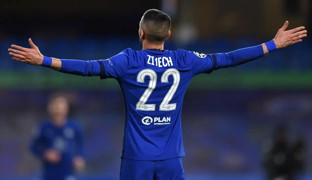 Gelandang Chelsea, Hakim Ziyech merayakan gol ke gawang Atletico Madrid pada pertandingan leg kedua babak 16 besar Liga Champions di Stamford Bridge di London pada 17 Maret 2021. Transfer Hakim Ziyech ke Paris Saint-Germain dilaporkan gagal terwujud akibat kesalahan Chelsea. (AFP/Ben Stansall)