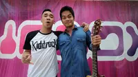 Dibya Dika (kanan) berpose bersama Ikmal Tobing usai beraksi bersama di panggung inBox di Cibinong Square, Bogor, Kamis (29/1/2015). Dibya Dika merupakan pemenang kedua Music Video Contest yang digelar Vidio.com. (Liputan6.com/Helmi Fithriansyah)