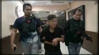 Polisi menggiring salah satu pelaku begal pengemudi ojek online di Jakarta Barat (istimewa)