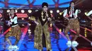 Titik Puspa ikut memeriahkan konser amal "Voice Of Indonesia", Jakarta, Sabtu (17/10/2015). Konser tersebut sebagai aksi peduli kepada masa depan anak Indonesia. (Liputan6.com/Helmi Afandi)