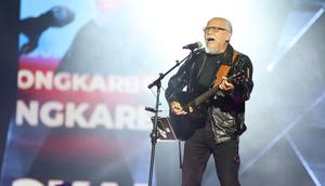 Penyanyi legendaris Iwan Fals ikut memeriahkan Konser Raya 31 Indosiar Luar Biasa hari kedua, Minggu (11/1), di Studio 6 Emtek City, Daan Mogot, Jakarta Barat. (KapanLagi.com/Budy Santoso)