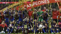 Para pemain Barcelona melakukan selebrasi usai menjuarai Copa del Rey setelah mengalahkan Sevilla di stadion Wanda Metropolitano, Madrid, Minggu (22/4/2018). Barcelona menang 5-0 atas Sevilla. (AFP/Lluis Gene)