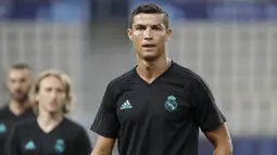 Bintang Real Madrid, Cristiano Ronaldo, tampak serius saat latihan jelang laga Piala Super Eropa di Stadion National Arena Filip II, Skpje, Senin (7/8/2017). Real Madrid akan bertanding melawan Manchester United. (AP/Boris Grdanoski)