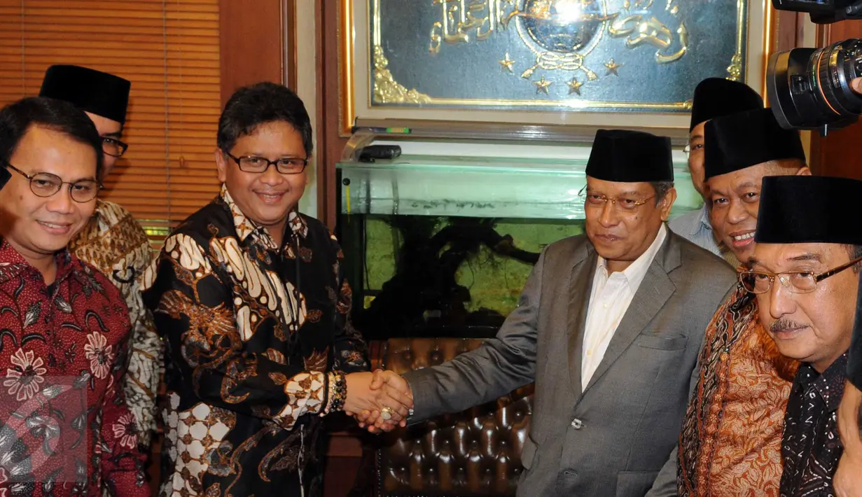Sekjen Partai Demokrasi Indonesia Perjuangan (PDIP) Hasto Kristiyanto (tengah) disambut sejumlah ketua DPP sowan di Gedung PBNU, Jakarta, (8/1). Kedatangannya juga sekaligus merayakan ulang tahun PDIP ke-43. (Liputan6.com/Helmi Afandi)