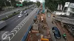 Sejumlah kendaraan melintas di dekat pembangunan proyek MRT di Jalan R. A Kartini, Jakarta Selatan, Senin (4/4). Proyek yang memakan separuh badan jalan tersebut menyebabkan kemacetan, terutama saat jam sibuk. (Liputan6.com/Immanuel Antonius)