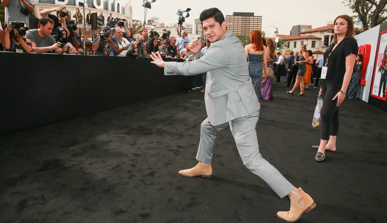 Aktor Indonesia, Iko Uwais memeriahkan acara gala premier film Mile 22 di Los Angeles, Kamis (9/8). Iko Uwais berperan sebagai polisi Indonesia yang bekerja sama dengan agen CIA dalam film besutan Peter Berg tersebut. (Rich Fury/Getty Images/AFP)