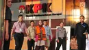 Wali Kota Tegal Siti Masitha berjalan keluar dari gedung usai menjalani pemeriksaan di KPK, Jakarta, Rabu (30/8). Bunda Sitha resmi ditahan KPK terkait kasus dugaan suap proyek pengadaan instalasi kesehatan di RSUD Tegal. (Liputan6.com/Helmi Afandi)