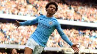 Gelandang Manchester City, Leroy Sane melakukan selebrasi usai mencetak gol ke gawang Stoke City pada lanjutan Liga Inggris di Etihad Stadium, Manchester, (14/10). City menang telak atas Stoke dengan skor 7-2. (Mike Egerton / PA via AP)