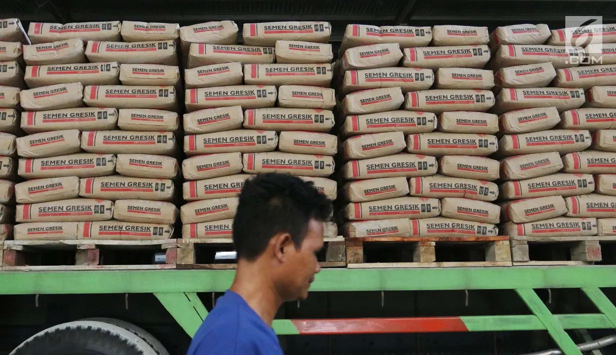 Pekerja melintas di depan semen yang akan dijual di Jakarta Barat, Kamis (19/4). Sepanjang kuartal I 2018 penjualan semen di pasar domestik tercatat 15,7 juta ton atau tumbuh sekitar 6,6% year on year (yoy). (Liputan6.com/Angga Yuniar)